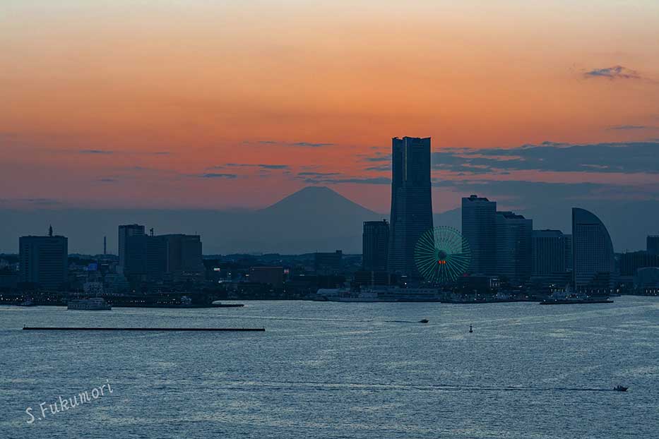 横浜の夕暮れと富士山